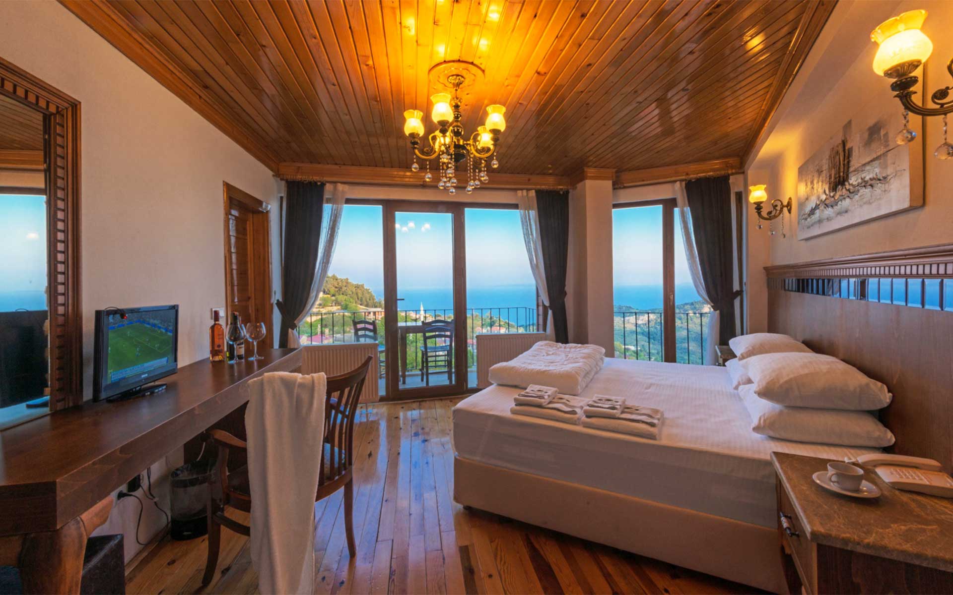 Şömineli Deniz Manzaralı Delüks Oda